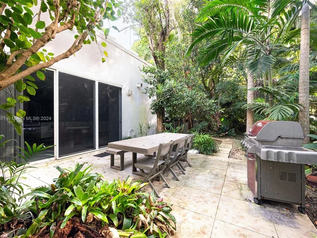 4994 Hammock Lake Dr, Coral Gables FL 33156