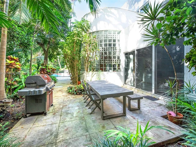 4994 Hammock Lake Dr, Coral Gables FL 33156