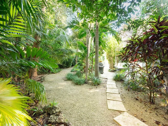 4994 Hammock Lake Dr, Coral Gables FL 33156