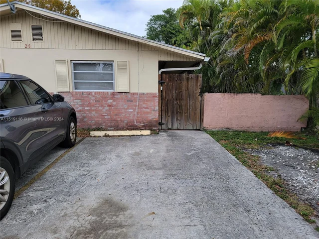 28 SW 8th St # 1, Hallandale Beach FL 33009
