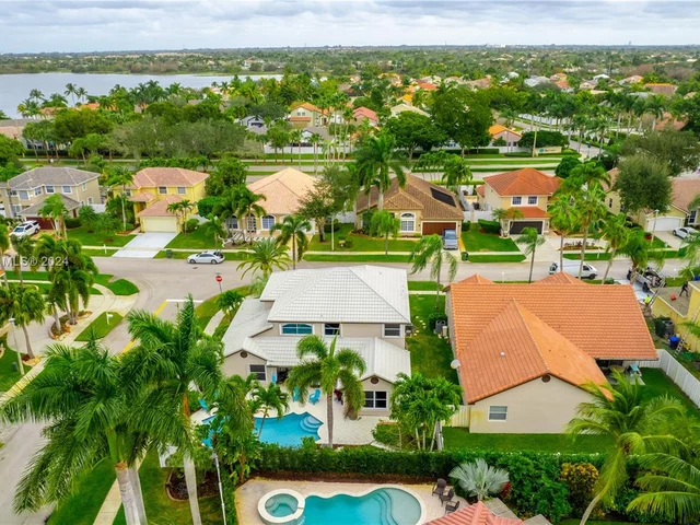 17506 NW 8th St, Pembroke Pines FL 33029