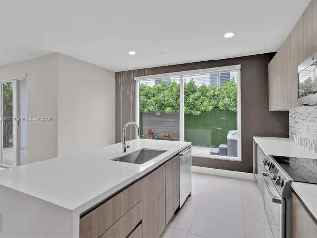 6830 NW 103rd Ave # 6830, Doral FL 33178