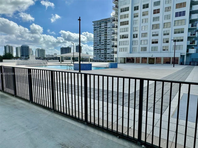 2780 NE 183rd St # 302, Aventura FL 33160