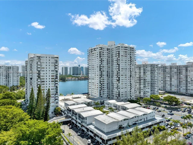 2780 NE 183rd St # 302, Aventura FL 33160