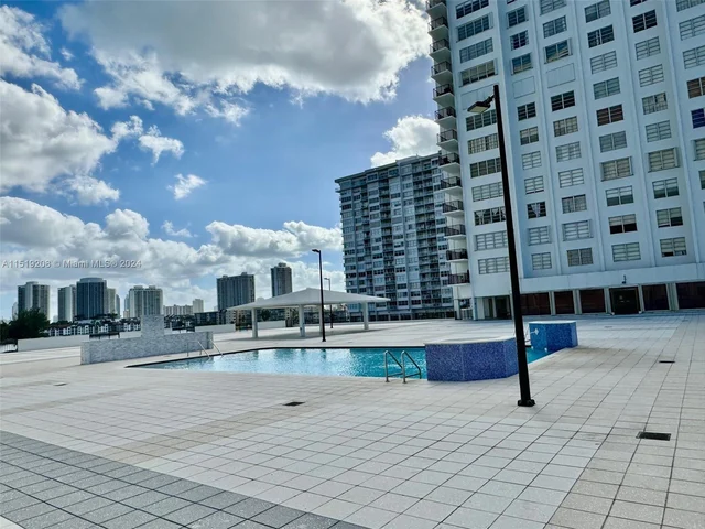 2780 NE 183rd St # 302, Aventura FL 33160