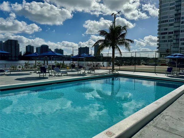 2780 NE 183rd St # 302, Aventura FL 33160