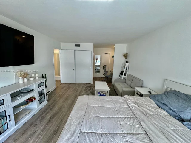 2780 NE 183rd St # 302, Aventura FL 33160