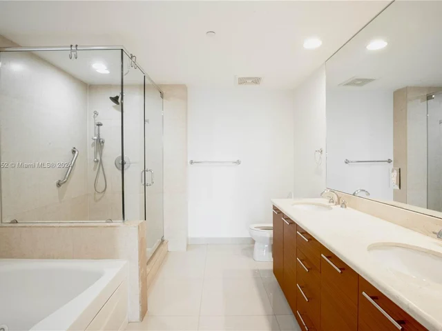 50 Biscayne Blvd # 1811, Miami FL 33132