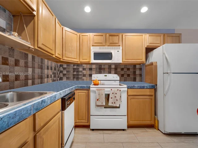 467 Golden Isles Dr # 108, Hallandale Beach FL 33009