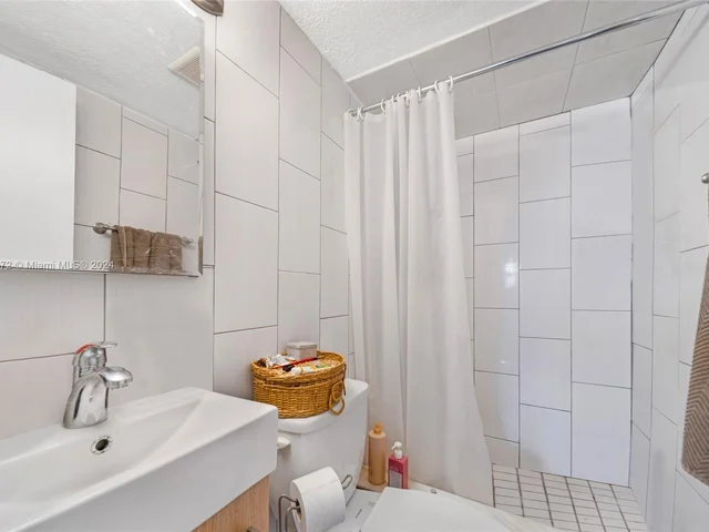 467 Golden Isles Dr # 108, Hallandale Beach FL 33009