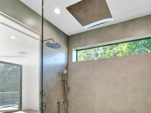 118 NW 45th St, Miami FL 33127