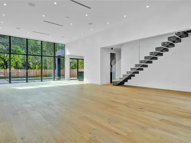 118 NW 45th St, Miami FL 33127