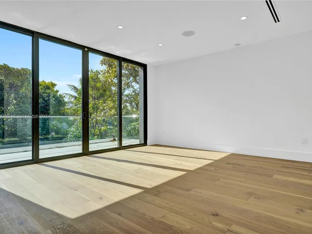 118 NW 45th St, Miami FL 33127