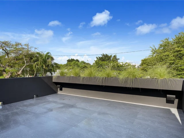 118 NW 45th St, Miami FL 33127