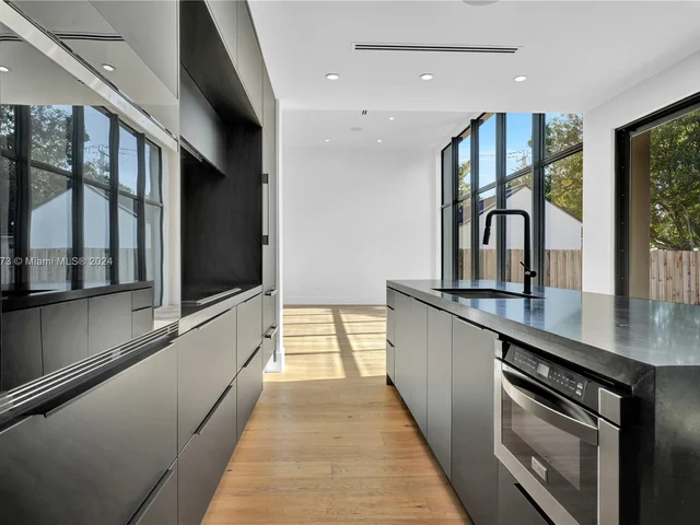 118 NW 45th St, Miami FL 33127