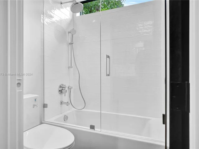 118 NW 45th St, Miami FL 33127