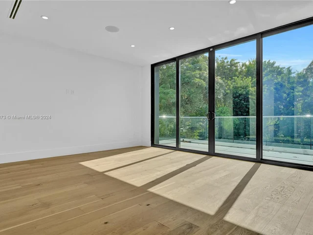 118 NW 45th St, Miami FL 33127