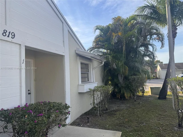 819 NE 214th Ln # 1, Miami FL 33179