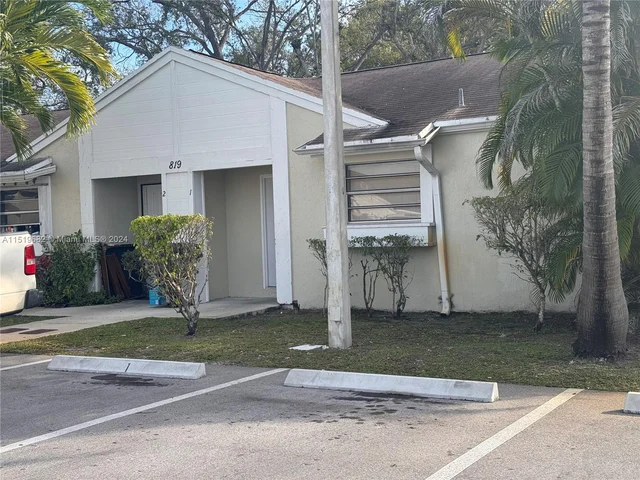 819 NE 214th Ln # 1, Miami FL 33179