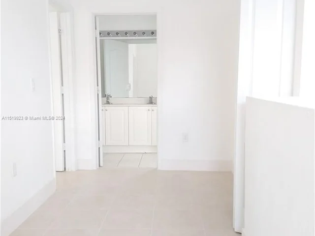 983 NE 37th Ave, Homestead FL 33033