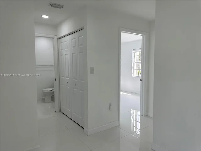 910 NE 214th Ln, Miami FL 33179