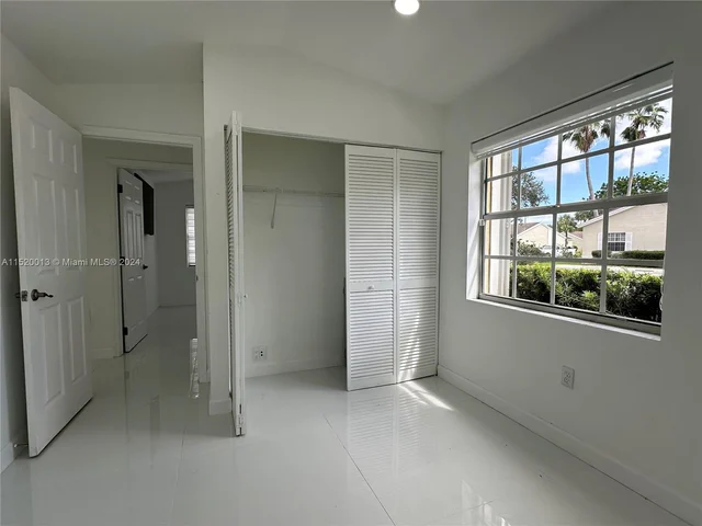 910 NE 214th Ln, Miami FL 33179