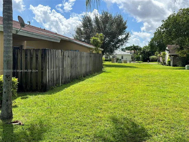 910 NE 214th Ln, Miami FL 33179