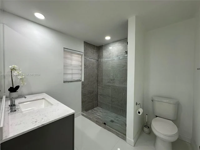 910 NE 214th Ln, Miami FL 33179