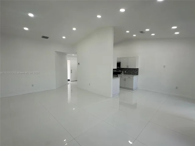 910 NE 214th Ln, Miami FL 33179