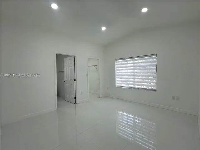 910 NE 214th Ln, Miami FL 33179