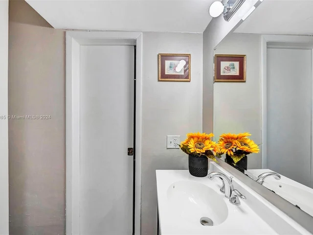 710 Washington Ave, Miami Beach FL 33139