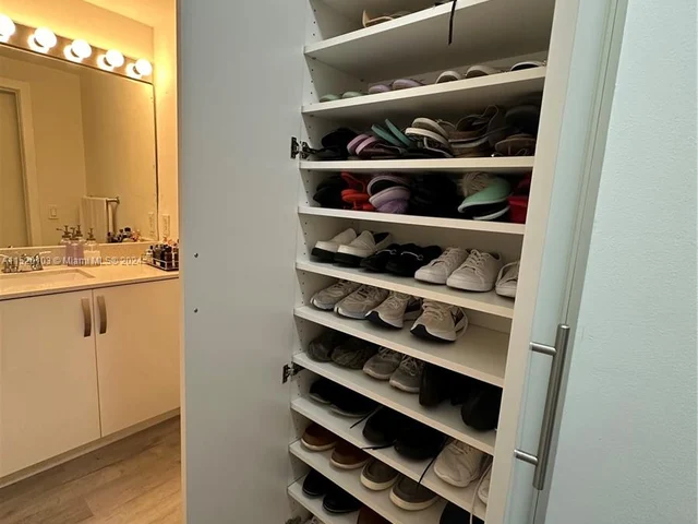 5085 NW 7th St # 1006, Miami FL 33126