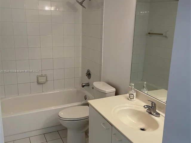 331 NE 212th St, Miami FL 33179