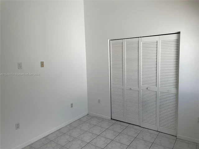 331 NE 212th St, Miami FL 33179