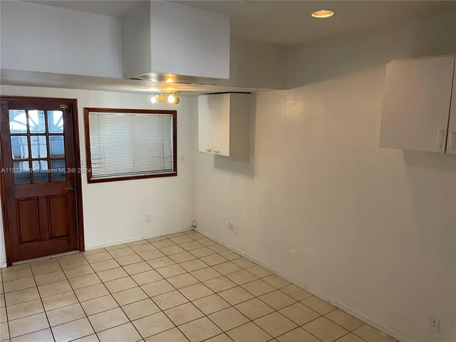 331 NE 212th St, Miami FL 33179