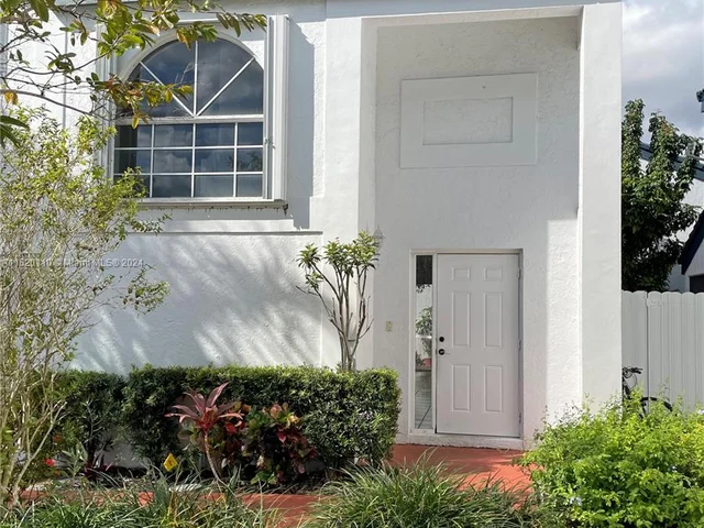 331 NE 212th St, Miami FL 33179