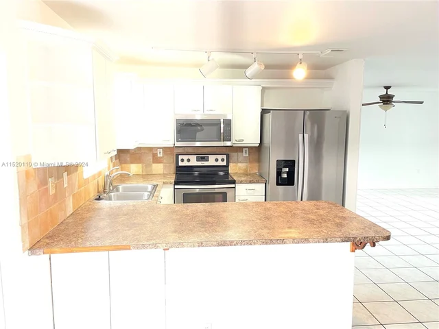 331 NE 212th St, Miami FL 33179