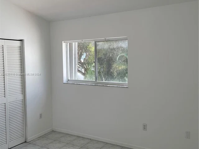 331 NE 212th St, Miami FL 33179