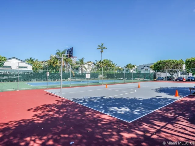 331 NE 212th St, Miami FL 33179