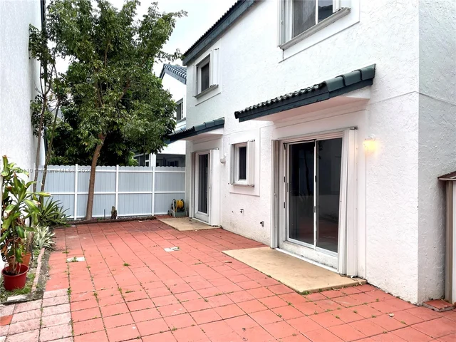 331 NE 212th St, Miami FL 33179