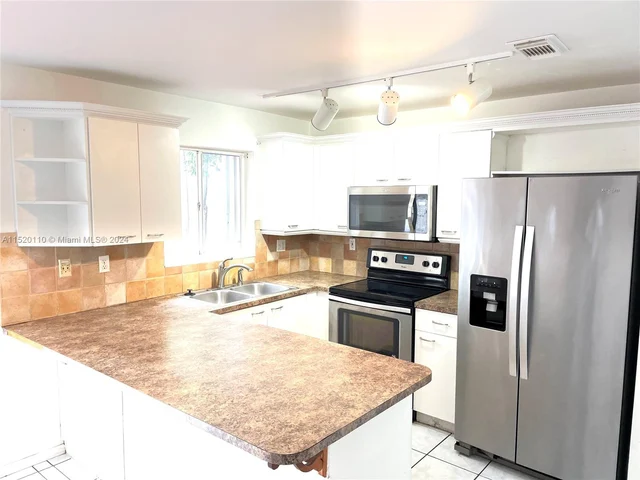 331 NE 212th St, Miami FL 33179