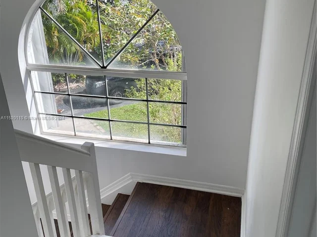 331 NE 212th St, Miami FL 33179