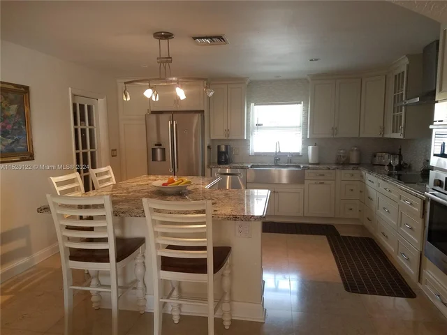 2121 NE 29th St, Lighthouse Point FL 33064