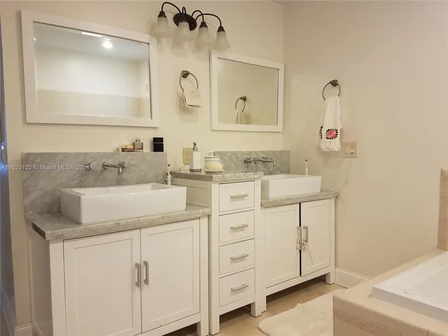 2121 NE 29th St, Lighthouse Point FL 33064