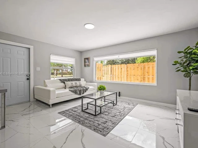 213 Columbus Pkwy # A, Hollywood FL 33021