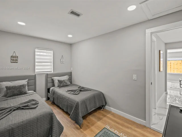 213 Columbus Pkwy # A, Hollywood FL 33021