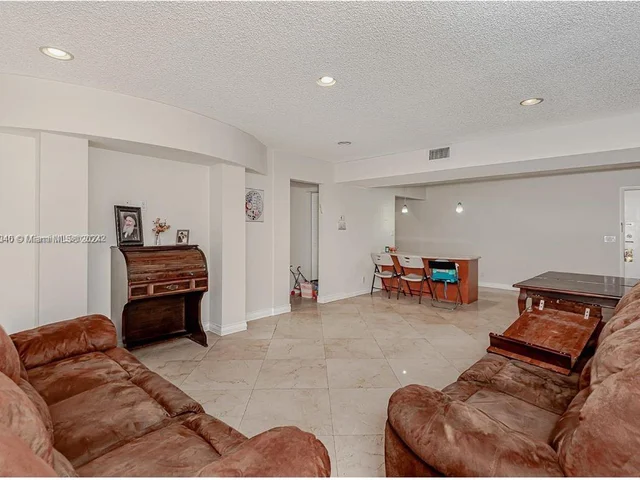 4000 N Hills Dr # 29, Hollywood FL 33021