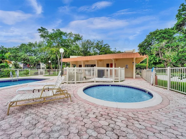 301 N Pine Island Rd # 117, Plantation FL 33324