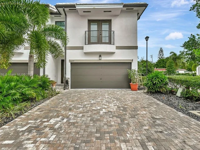 4431 N Aqua Bella Ln, Dania Beach FL 33312