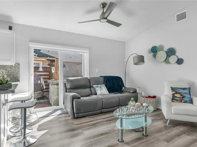 18801 NW 11th St, Pembroke Pines FL 33029